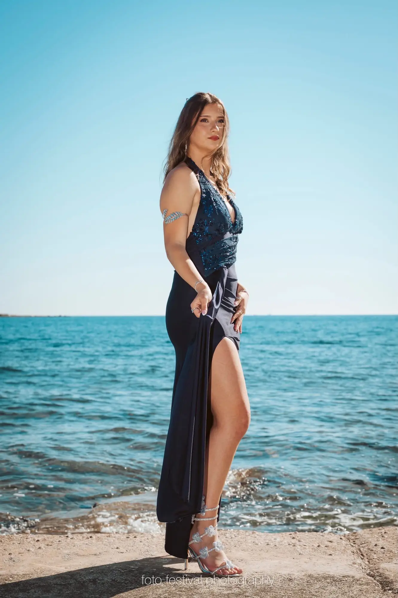 Tamnoplava svečana haljina uz more